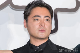 山田孝之、顔半分覆う衝撃の髭姿 岡田准一＆二宮和也もコメント「くまさん」