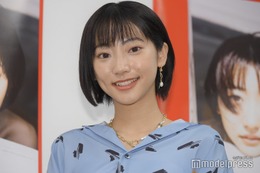 武田玲奈、ベアトップで胸元開放「美しい」「スタイル神」の声