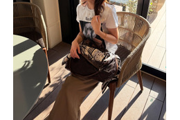 秋のTシャツコーデ。ロゴT×ブラウンスカートで作る大人の余裕スタイル【40代の毎日コーデ】