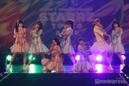 22/7、膝丈ワンピから美脚ちらり キュート×クールのギャップで魅了【STARRZ TOKYO 2025】 画像