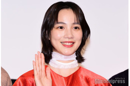 のん、変形タンクトップ×ミニスカ姿のライブショット公開「魅力全開」「カッコ可愛い」の声 画像