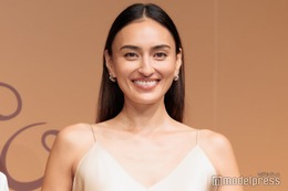 長谷川潤、キャミドレス姿で登場 12歳長女とのCM共演に思い語る「うるっときちゃう」 画像