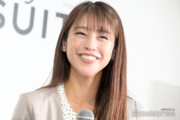 岡副麻希、黒水着姿でプール満喫 “三世代旅行”での動画公開「笑顔が素敵」「幸せそう」 画像
