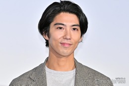 賀来賢人、じゃれ合いプラベショット公開「父親あるある」「可愛いお手々」の声