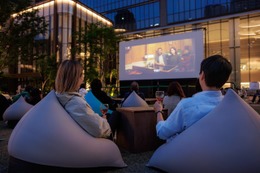 『シェフ 三ツ星フードトラック始めました』ほか、麻布台ヒルズで“秋を味わう映画”を上映「OUTDOOR CINEMA」10月10日から