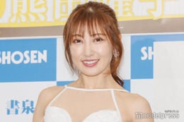 熊田曜子、際どいミニスカ姿に反響「セクシーすぎる」「魅力的」