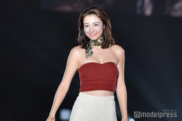 木下優樹菜、スリットスカートからスラリ美脚「スタイル抜群」「何頭身？」 画像