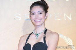 森星、背中ざっくりミニワンピ姿に「女神のよう」「スタイルもオーラも別格」と反響 画像
