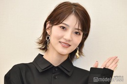 元乃木坂46若月佑美、色白美脚映える秋コーデ披露「フェミニンで可愛い」「似合う」と反響 画像