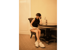 のん、二の腕＆美脚を大胆に見せた私服SHOTに反響「色気出過ぎ」「凛とした大人の女性」 画像