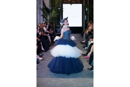 明日花キララ、“日本人タレントとしては異例”パリ・ファッションウィークにて新ブランド世界初ローンチ 華やかドレス姿で登場 画像