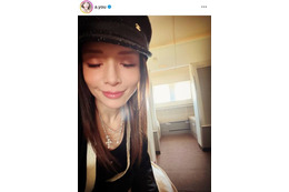 「まじ毛穴どこ」浜崎あゆみ、瞼を閉じた美肌SHOTに反響「幸せそうな笑みがたまらない」