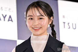 林芽亜里、ノースリ＆膝上ミニスカから美脚披露「スタイル抜群」「綺麗」の声