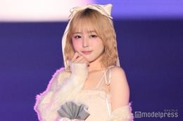 なえなの、美デコルテ際立つ着崩しファッションで魅力放出 アクセントのヘッドリボンが可愛い【TGC北九州2025】 画像