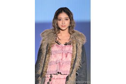 みちょぱ、ガーリーなフリルから美脚見せ コートなびかせ圧巻ランウェイ【TGC北九州2025】 画像