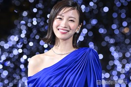 岡崎紗絵、ノースリーブ衣装姿に絶賛の声「骨格から美しすぎる」「透明感がすごい」 画像