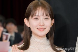 畑芽育、へそ出しコーデでギャルに変身「レア」「綺麗なウエスト」 画像
