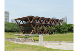 横浜の新ランドマーク「横浜ティンバーワーフ」木を纏うアートな建築＆話題のグルメ店にも注目 画像