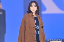 本田紗来、ミニ丈×ロングブーツ姿で美脚輝く【ガルアワ2025AW】 画像