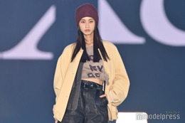 「ガルプラ」出身・廣川茉音、シャツ前結びで美ウエストのぞく ストレートヘアに釘付け【ガルアワ2025AW】 画像