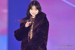 CUTIE STREET真鍋凪咲、大ぶりベルト×スカーフで雰囲気ガラリ クールな表情からの笑みに胸キュン【ガルアワ2025AW】 画像