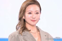 伊藤千晃、スラリ美脚際立つレギンス姿公開「脚長すぎる」「スタイル抜群」の声 画像