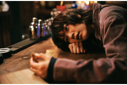 【MISS KING / ミス・キング 第4話】飛鳥（のん）対局中突然意識を失う 藤堂（藤木直人）の過去も明らかに 画像