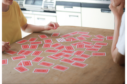 神経衰弱で遊ぶ祖父と孫　「負けても泣くなよ」といった矢先⇒祖父が”本気モード”に「思わず笑った」 画像