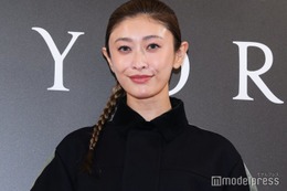 山田優、ミニワンピでまっすぐ美脚披露「圧巻」「スタイル抜群」 画像