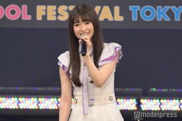 乃木坂46小川彩、美脚スラリ制服風ショット公開「似合ってる」「メガネ姿魅力的」の声 画像