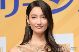 菜々緒、ロサンゼルスで圧巻美脚際立つショーパンコーデ「ほぼ脚」「異次元スタイル」と反響
