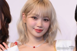 LE SSERAFIMチェウォン、美脚透けるレースタイツを堂々着こなし「可愛さ限界突破」「やんちゃ感たまらない」と反響 画像