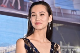 水原希子、黒ストッキングで美スタイル輝く秋コーデ「圧巻オーラ」「全てが完璧」絶賛の声 画像