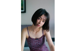 藤崎ゆみあ、美デコルテ際立つキャミワンピSHOT公開！透明感＆大人っぽさのギャップにときめき