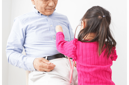 お医者さんごっこ中の祖父と孫　祖父「頭が痛いです！」すると⇒孫の”予想外の治療”に家族全員大笑い！？ 画像