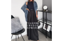 カジュアルと上品を両立。大人にちょうどいい、「てろっと質感デニムシャツ」スタイル【40代の毎日コーデ】