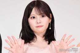 齊藤なぎさ、ルーズソックス×ミニスカの秋コーデで美脚披露「可愛さ倍増」「守りたくなる愛らしさ」 画像