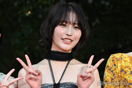 南沙良&出口夏希、華やかドレス姿でレッドカーペット 美スタイル際立つ【第38回東京国際映画祭】