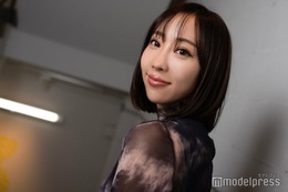 「バチェラー4」秋倉諒子、胸元ざっくりへそ出しトップス姿で美ボディ披露「スタイルレベチ」「憧れる」の声 画像