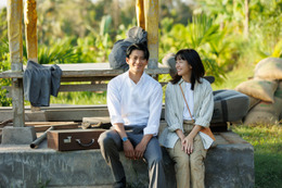 寄り添う小栗旬&ハン・ヒョジュ、仲睦まじい赤西仁&中村ゆり捉える「匿名の恋人たち」オフショット