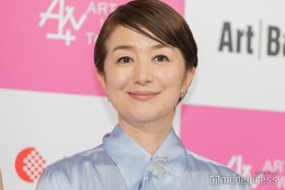鈴木京香、気品溢れるノースリドレス姿に「美しすぎる」「永遠の憧れ」の声 画像