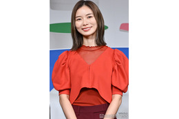 朝日奈央、スラリ美脚際立つ秋衣装ショット公開「完璧スタイル」「綺麗すぎる」の声 画像