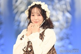 本田紗来、バブーシュカ身につけ華麗にランウェイ“あざとポーズ”に注目集まる「反則級に可愛い」 【サツコレ2025A/W】 画像