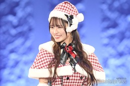 “AI疑惑”で話題・藤咲凪、サンタ風コーデでランウェイ闊歩「最強ビジュアル」「スタイルレベチ」と反響【サツコレ2025A/W】