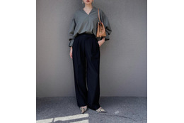 袖口プリーツが上品に映える。「こなれブラウス」が主役の洗練コーデ【40代の毎日コーデ】