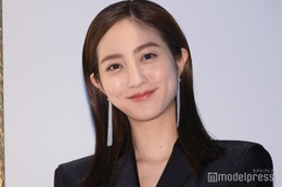 堀田茜、白無垢姿を披露 焼酎樽の鏡開きショットも「ため息が出るほど美しい」「絵画みたい」と反響 画像
