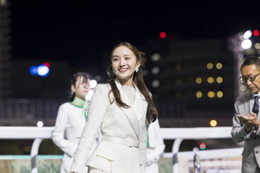 ももクロ百田夏菜子、美しい純白のドレス姿を披露！「JBC クラシック」表彰式で騎手らに花束を贈呈