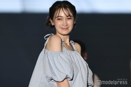 藤井サチ「母に会いに3日間だけLAへ」ハグショット・ヘソ出しコーデ公開 画像