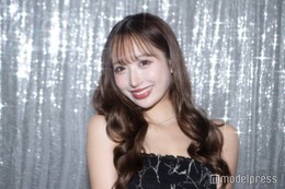 「シャッフルアイランド」伊藤桃々、ファーコート×ショートパンツで美脚全開「脚が長すぎる」「上品で大人っぽい」の声 画像