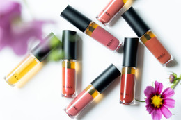 急に乾燥が進むこの時期に神すぎる、ROAlívのリップカラー美容液「ハニーラスター」。全6色のうち「これはモテるでしょ…」な1本とは？